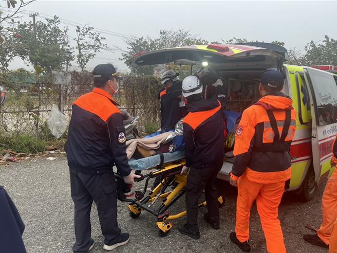 高雄蚵子寮渔港港区16日清晨有民眾落海，岸巡队人员到场将这名69岁妇人救起后送医。（翻摄照片／林瑞益高雄传真）