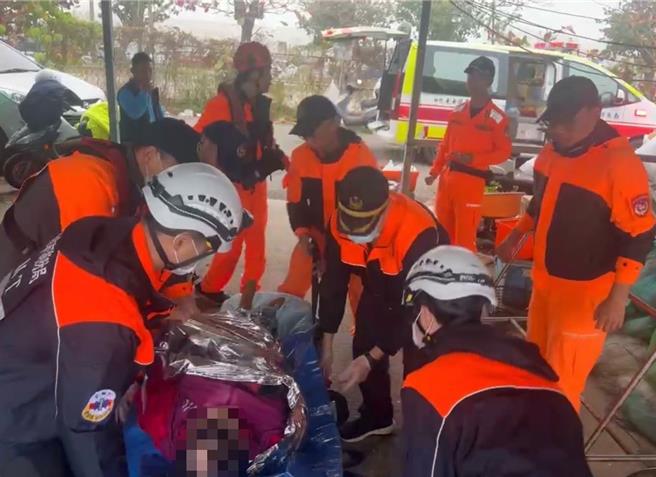 高雄蚵子寮渔港港区16日清晨有民眾落海，图为岸巡队人员与消防局人员到场救护。（翻摄照片／林瑞益高雄传真）