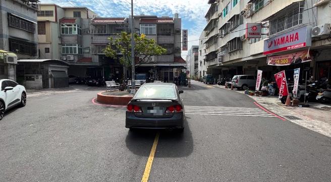 車禍意外就發生在高雄三民區鼎泰街附近，該處路中間設有圓環，李女當時先撞上陳男，再碰撞到圓環護欄。（民眾提供／紀爰高雄傳真）