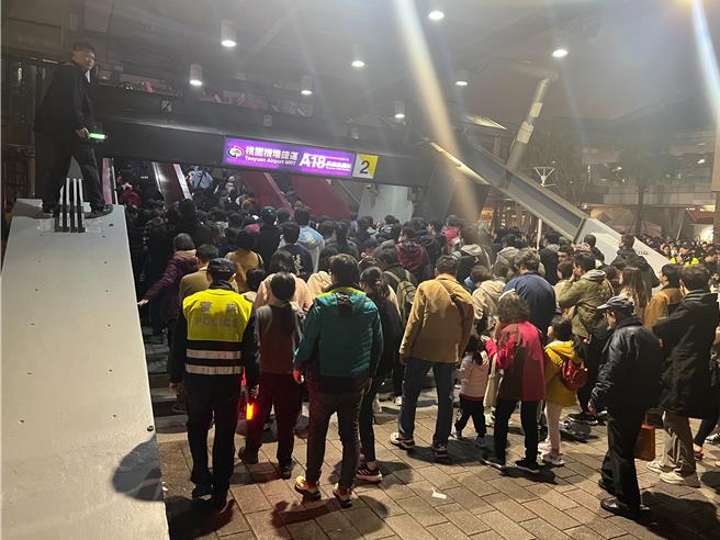 台灣燈會昨晚機捷人潮塞爆癱瘓，桃市府今推精進措施。(警方提供／呂筱蟬桃園傳真)