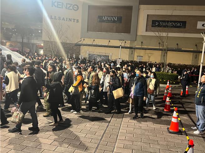 台灣燈會昨晚機捷人潮塞爆癱瘓，桃市府今推精進措施。(警方提供／呂筱蟬桃園傳真)