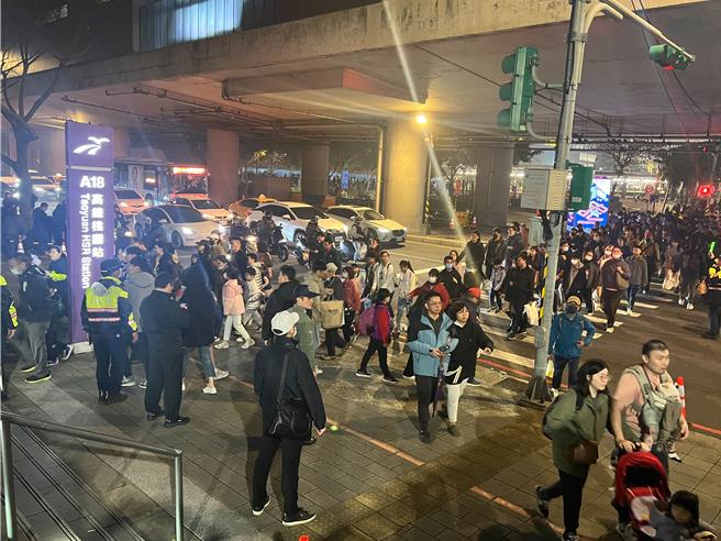 台灣燈會昨晚機捷人潮塞爆癱瘓，桃市府今推精進措施。(警方提供／呂筱蟬桃園傳真)