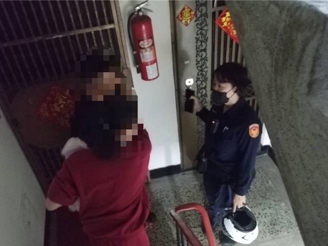 林姓女子（左，红衣者 ）向警方强调是酒后失言，没有真的要开瓦斯。（民眾提供／郭良杰高雄传真）