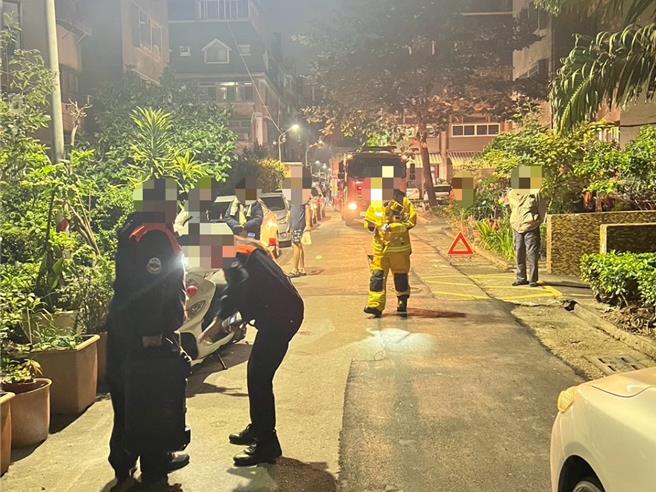 曾姓夫妻不满邻居关门噪音，酒后扬言要开瓦斯，消防队接报赶到场戒护。（民眾提供／郭良杰高雄传真）