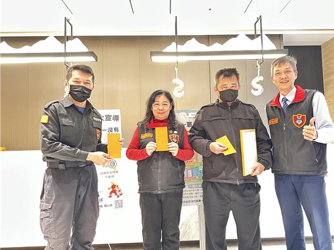 桃園市政府消防局第一大隊中路分隊今日上午特地前往昭陽樂社區舉行防火避難宣導，並頒發感謝狀給社區幹部表彰善舉。(消防提供／蔡依珍桃園傳真)