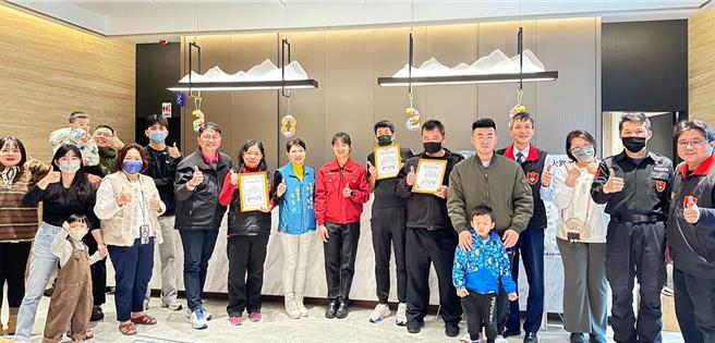 桃園市政府消防局第一大隊中路分隊今日上午特地前往昭陽樂社區舉行防火避難宣導，並頒發感謝狀給社區幹部表彰善舉。(消防提供／蔡依珍桃園傳真)
