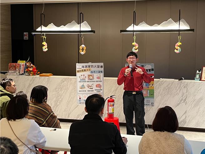桃園市政府消防局第一大隊中路分隊今日上午特地前往昭陽樂社區舉行防火避難宣導，並頒發感謝狀給社區幹部表彰善舉。(消防提供／蔡依珍桃園傳真)