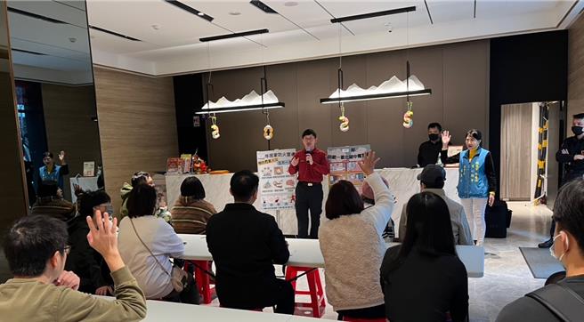 桃園市政府消防局第一大隊中路分隊今日上午特地前往昭陽樂社區舉行防火避難宣導，並頒發感謝狀給社區幹部表彰善舉。(消防提供／蔡依珍桃園傳真)