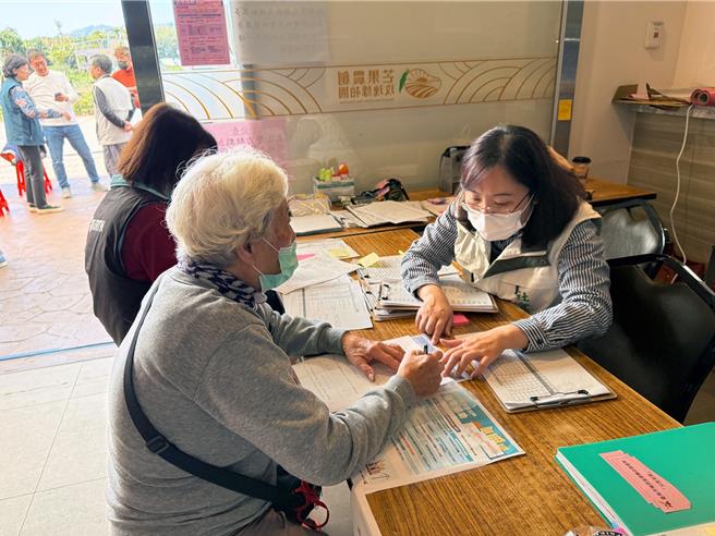 台南市政府社會局啟動「一戶一社工」計畫，逐戶輔導住在綠柏園的地震受災戶搬遷，確保每位災民都能獲得妥善的居住安排。（社會局提供／洪榮志台南傳真）