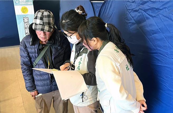 台南市政府社會局啟動「一戶一社工」計畫，逐戶輔導住在綠柏園的地震受災戶搬遷，確保每位災民都能獲得妥善的居住安排。（社會局提供／洪榮志台南傳真）