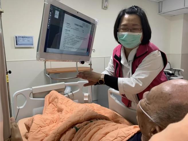 台湾逐渐迈入超高龄社会，照顾服务员需求大幅增加，花莲县政府社会处今年3月起将开设7班训练专班，预计培训210位学员，为县内长照需求挹注量能；图为照顾服务示意图。（门诺医院提供／罗亦晽花莲传真）