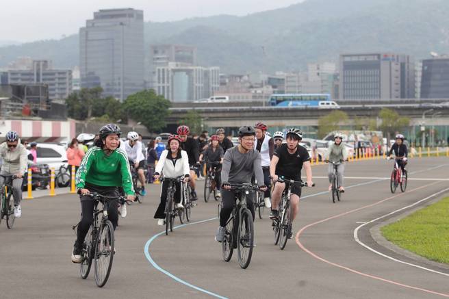 民眾黨將在今年228延續「一日北高」騎腳踏車活動，透過接力賽方式進行，16日到觀山自行車練習場集訓，備戰一日北高。（黃世麒攝）
