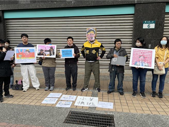 「协寻黄国昌」公民团体今在黄国昌板桥服务处前举办「相蕉平行线，国昌不再见」抗议行动。（王扬杰摄）