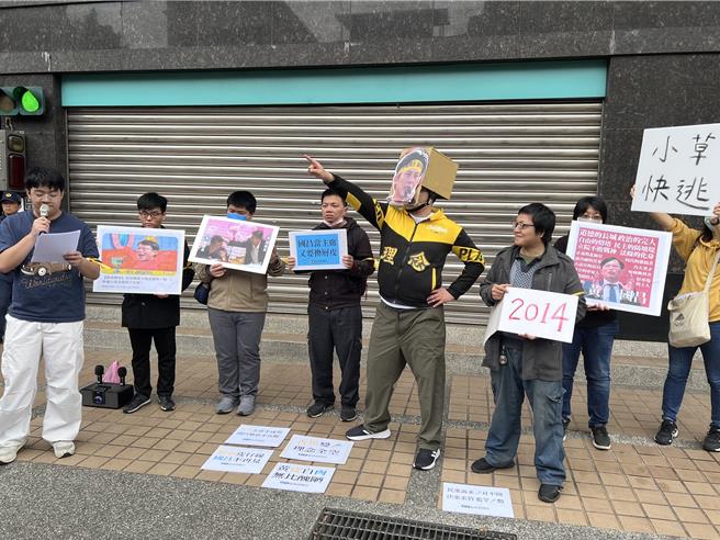 「协寻黄国昌」公民团体今在黄国昌板桥服务处前举办「相蕉平行线，国昌不再见」抗议行动。（王扬杰摄）