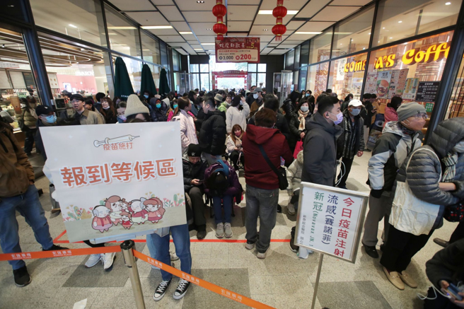 医师黄仲儒表示，近两周流感併发重症的患者，都没有打流感疫苗。图为日前新北宏匯广场流感疫苗接种站。（示意图，记者黄世麒／摄影）