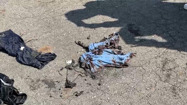 尸块打捞到的衣物，右上的水蓝色衣服有烧灼痕迹。（民眾提供／郭良杰高雄传真）