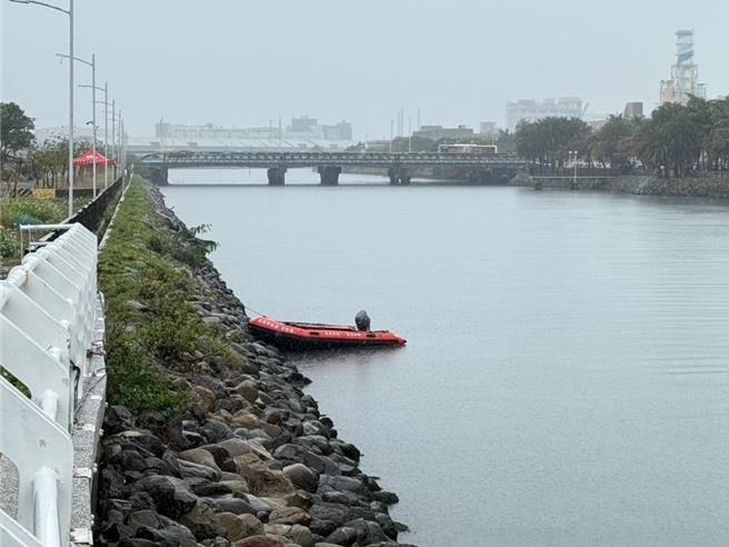 打捞人员在前镇运河靠近成功桥附近捞到一包疑似张介宗丢的衣物。（民眾提供／郭良杰高雄传真）