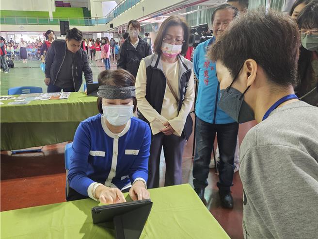屏东县政府在屏东市、潮州、崁顶3地举办新春大健检，县长周春米（左一）自曝因职灾白内障开刀。图为周春米在智慧科技机台检测肌力与记忆力。（罗琦文摄）