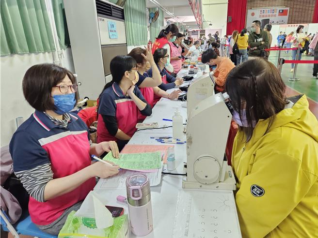屏东县政府举办「蛇年跃动庆丰年，健康屏东揪您来筛检活动」，吸引近千民眾参加。（罗琦文摄）