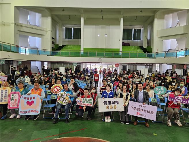 屏东县政府在屏东市、潮州、崁顶3地举办新春大健检，邀请符合资格的民眾进行免费健康检查，吸引近千名民眾参与。（罗琦文摄）