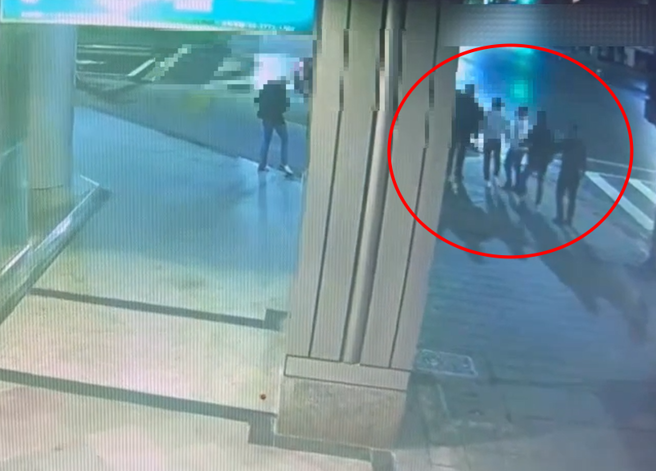 附近监视器全程拍下事发画面。（图 / 刘咏韵翻摄）