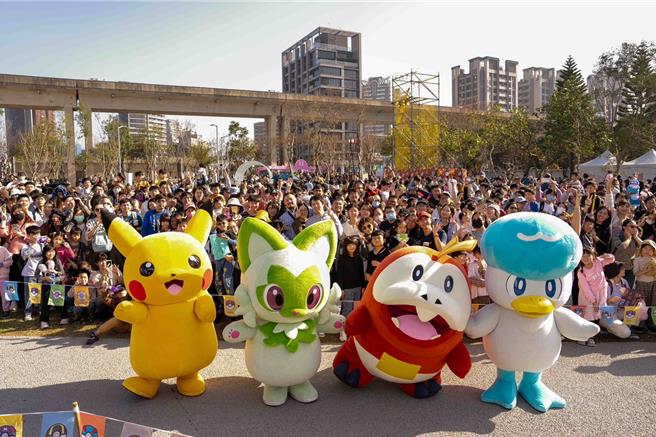 台湾灯会桃市府推宝可梦快闪见面会，人潮挤爆灯区。(吕筱蝉摄)