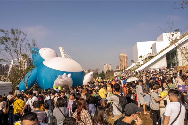 台湾灯会桃市府推宝可梦快闪见面会，人潮挤爆灯区。(吕筱蝉摄)