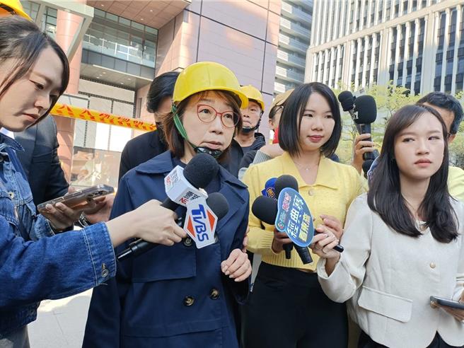 台中新光三越气爆第4天，新光三越16日下午再派出本部长曹美虹出面说明善后进度。（陈淑娥摄）