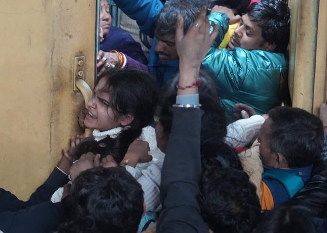 印度的大壺節接近尾聲，朝聖的人潮更多，新德里火車站發生推擠與踩踏事件。(圖/x)