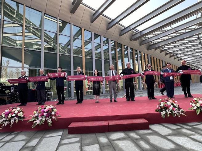 逢甲大学的「共善楼」，16日举行启用仪式，包括前任逢甲校长李秉乾（左三）、台中市副市长黄国荣（左四）、逢甲校长王葳（左五）、逢甲大学董事长高承恕（右五）、知名日籍建筑大师隈研吾（右四）及丽明营造董事长吴春山（右一），共同剪彩后合影。图／刘朱松