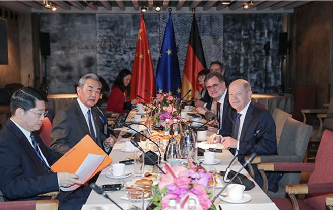 當地時間2025年2月15日，德國總理蕭茲在慕尼黑會見中共中央政治局委員、中國外交部長王毅。（新華社）