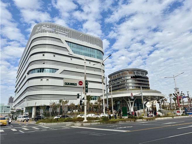 高市府都發局指出，目前高雄車站車專四、五用地開發定位，為強化既有警政服務、增加公共停車，以及掌握三鐵共構契機，預定3月底會啟動招商，4月舉辦招商說明會。（本報資料畫面／紀爰攝）