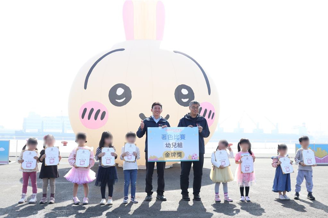 高雄市副市长李怀仁（右五）、高市教育局长吴立森（左六）颁奖表扬各组写生、着色比赛得奖学生。（教育局提供／纪爰高雄传真）