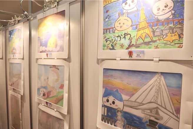 学生们纷纷发挥创意，将爱河湾的「小可爱」吉伊卡哇们画入作品。（教育局提供／纪爰高雄传真）