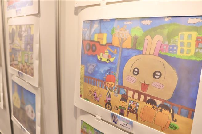 学生们纷纷发挥创意，将爱河湾的「小可爱」吉伊卡哇们画入作品。（教育局提供／纪爰高雄传真）