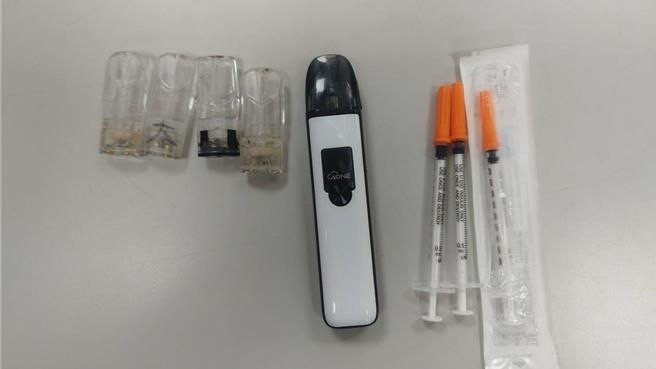 警方起获陈男持有依托咪酯烟弹及针筒。（警方提供）