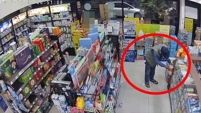 张介宗在住家附近的药妆店，买了两大罐燕麦片，疑似行凶后不敢吃肉填肚用。（翻摄画面）