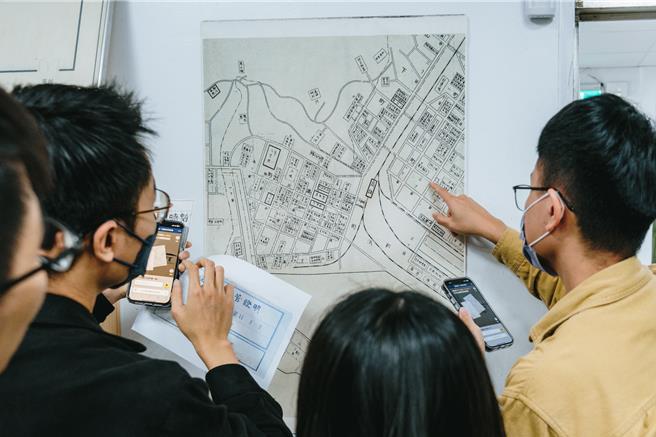 高市文化局透过实境游戏推广文化资产，民眾在游戏中与老地图互动。（文化局提供／纪爰高雄传真）