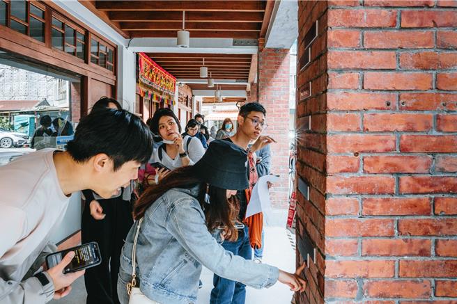 高市文化局推实境游戏，让民眾边玩边看古蹟。（文化局提供／纪爰高雄传真）