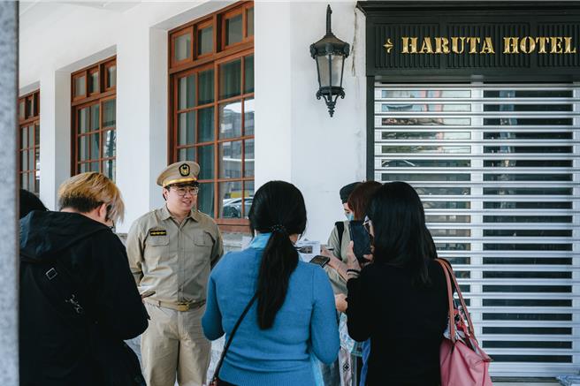 实境游戏与关主互动更有代入感，彷佛真的穿越时空看到金融第一街。（文化局提供／纪爰高雄传真）