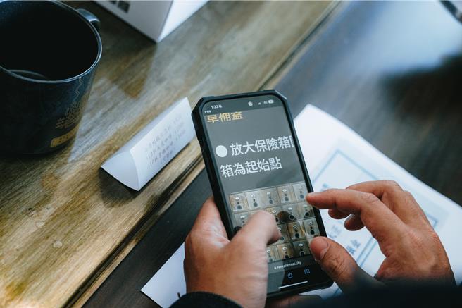 民眾扮演游戏角色认真解谜帮受托者解开「神秘的保管箱」之谜。（文化局提供／纪爰高雄传真）