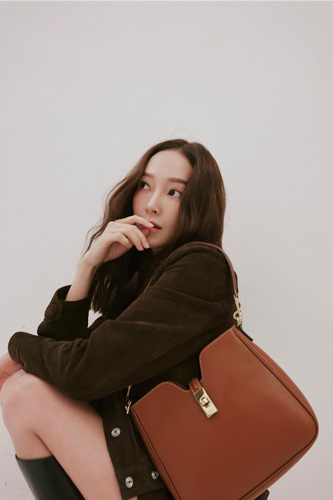 Jessica以棕褐色Camille 16 Soft手袋搭配短裙猎装造型。（Celine提供／黄唯淯台北传真）