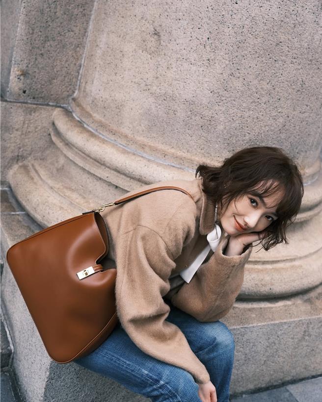 女星蔡思韵抢拿Celine Camille 16 Soft手袋显的超亮眼。（Celine提供／黄唯淯台北传真）
