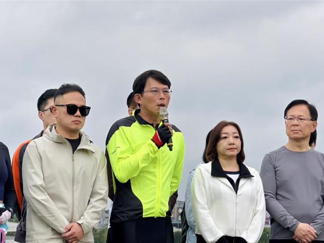 民眾党新任党主席黄国昌（左二）。（杨亚璇摄）