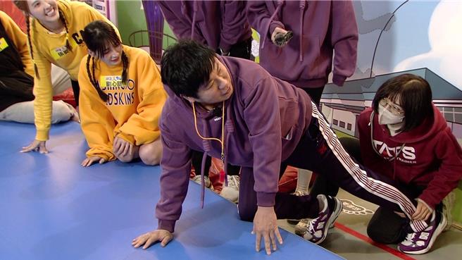 胡瓜相当敬业。（民视提供）