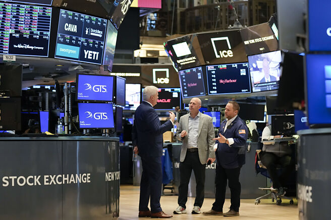 2024年第四季巴菲特大砍金融股，索羅斯旗下基金則增持大型科技股。圖／美聯社