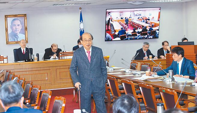 立法院上会期召委选举上演蓝白合，本会期蓝有望礼让1席召委给民眾党，延续蓝白合。图为立法院长韩国瑜1月16日主持朝野协商中央政府总预算案，民进党团总召柯建铭（中）、国民党团总召傅昆萁及民眾党团总召黄国昌皆出席。（本报资料照片）