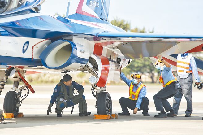 勇鷹高教機交付空軍後首起失事，前空軍副司令張延廷認為，此次意外機械因素最大，空軍得徹查發動機問題。圖為試飛官在起飛前與地勤人員進行全機安全檢查。（本報資料照片）