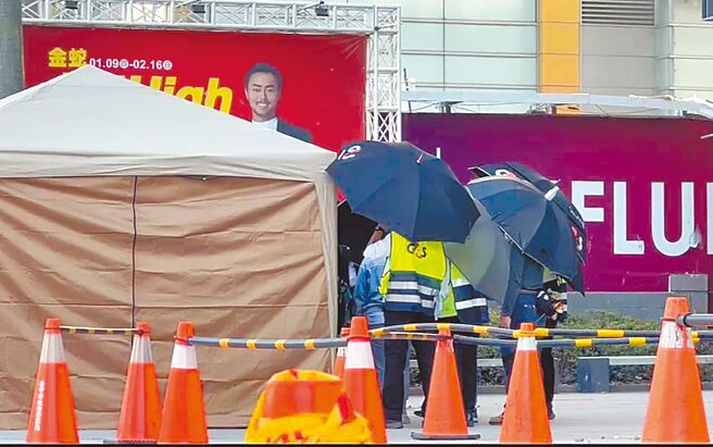 新光三越氣爆造成4死，澳門死者的親友前往氣爆現場招魂，場面哀戚。（陳淑娥攝）