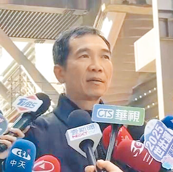 台中新光三越氣爆案發當時，一名蔡先生見義勇為，載送鄧姓夫妻及２歲女童就醫。（民眾提供／陳淑娥台中傳真）